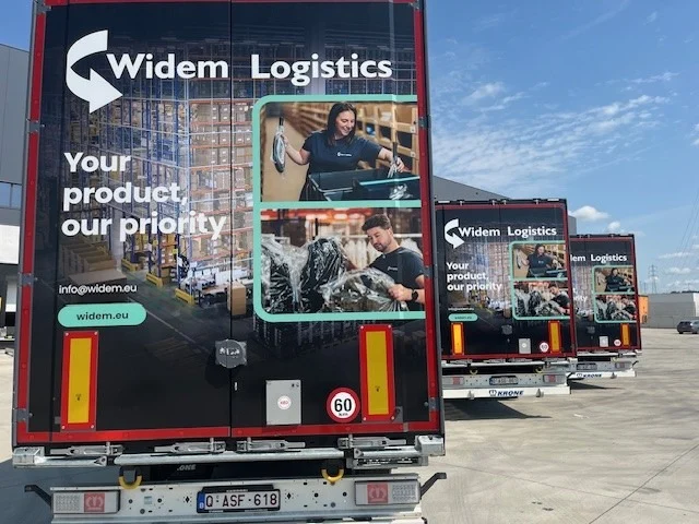 Vrachtwagens van Widem Logistics met de nieuwe huisstijl op de trailers.