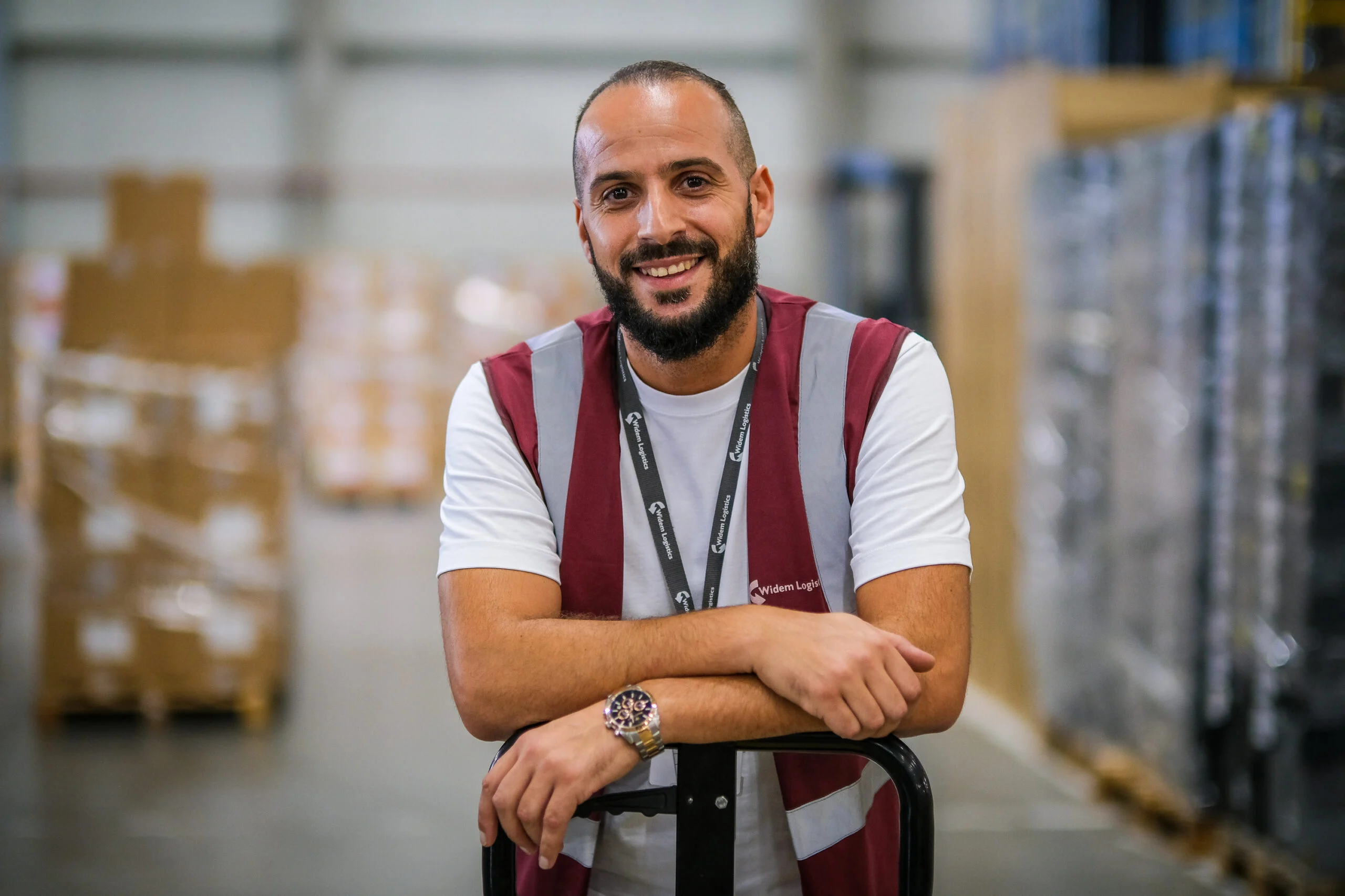 Een medewerker van Widem Logistics in fluohesje in het magazijn.