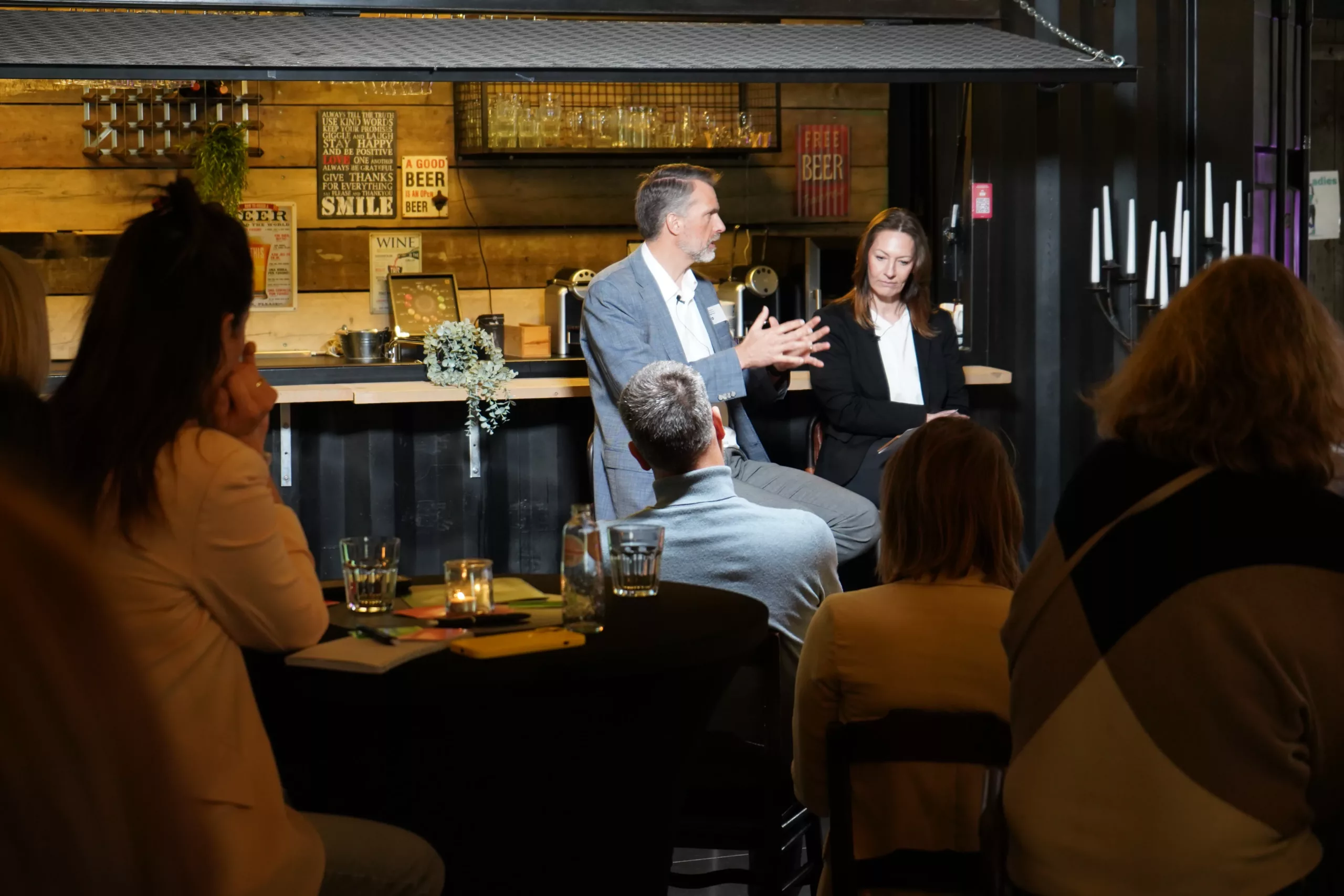 Debat over agile leiderschap aan de bar tijdens het CEOxHR-event van JDI.