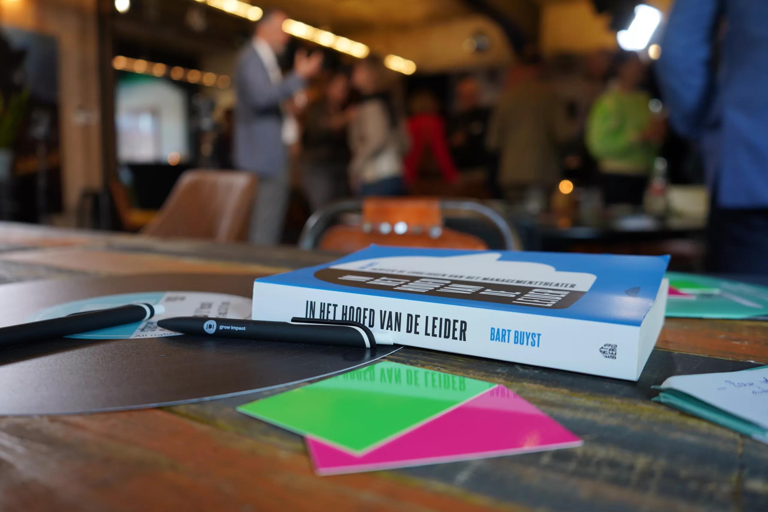 Het boek In het hoofd van de leider en post-its op tafel tijdens het CEOxHR-event.