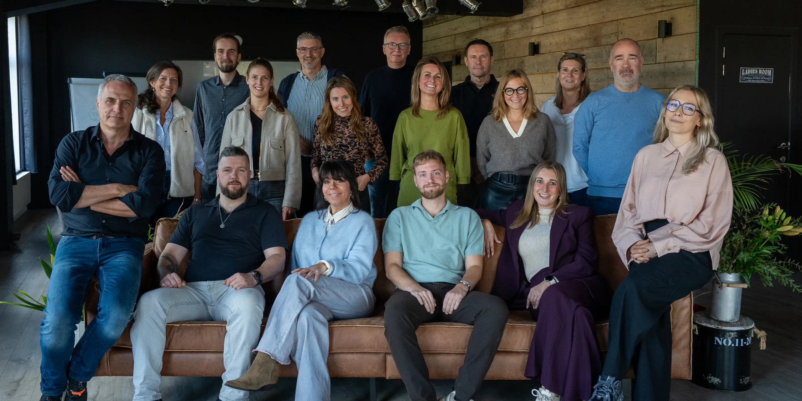 Het JDI-team samen in de zetel van het kantoor in Neerijse.