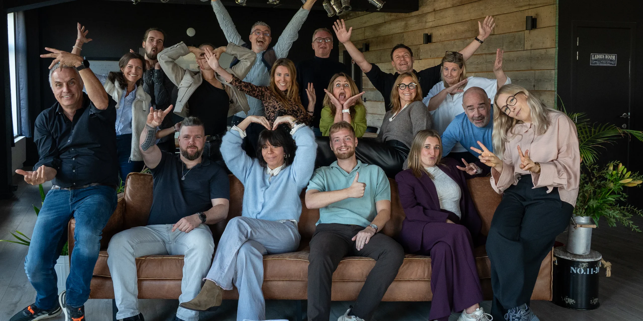 Hetzelfde JDI-team, nu met gekke bekken en de armen in de lucht.