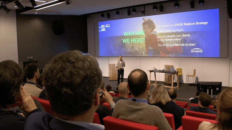 Een presentatie van de nieuwe strategie van ENGIE België voor een volle zaal.