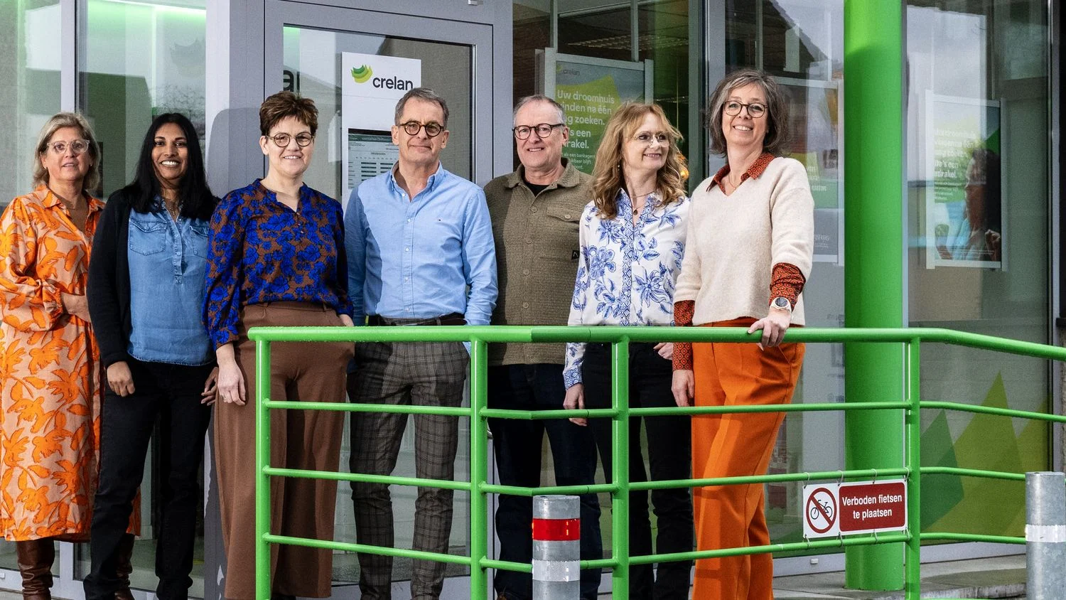 Het team van Van Campenhout-Van Looy staat samen buiten voor het kantoor.