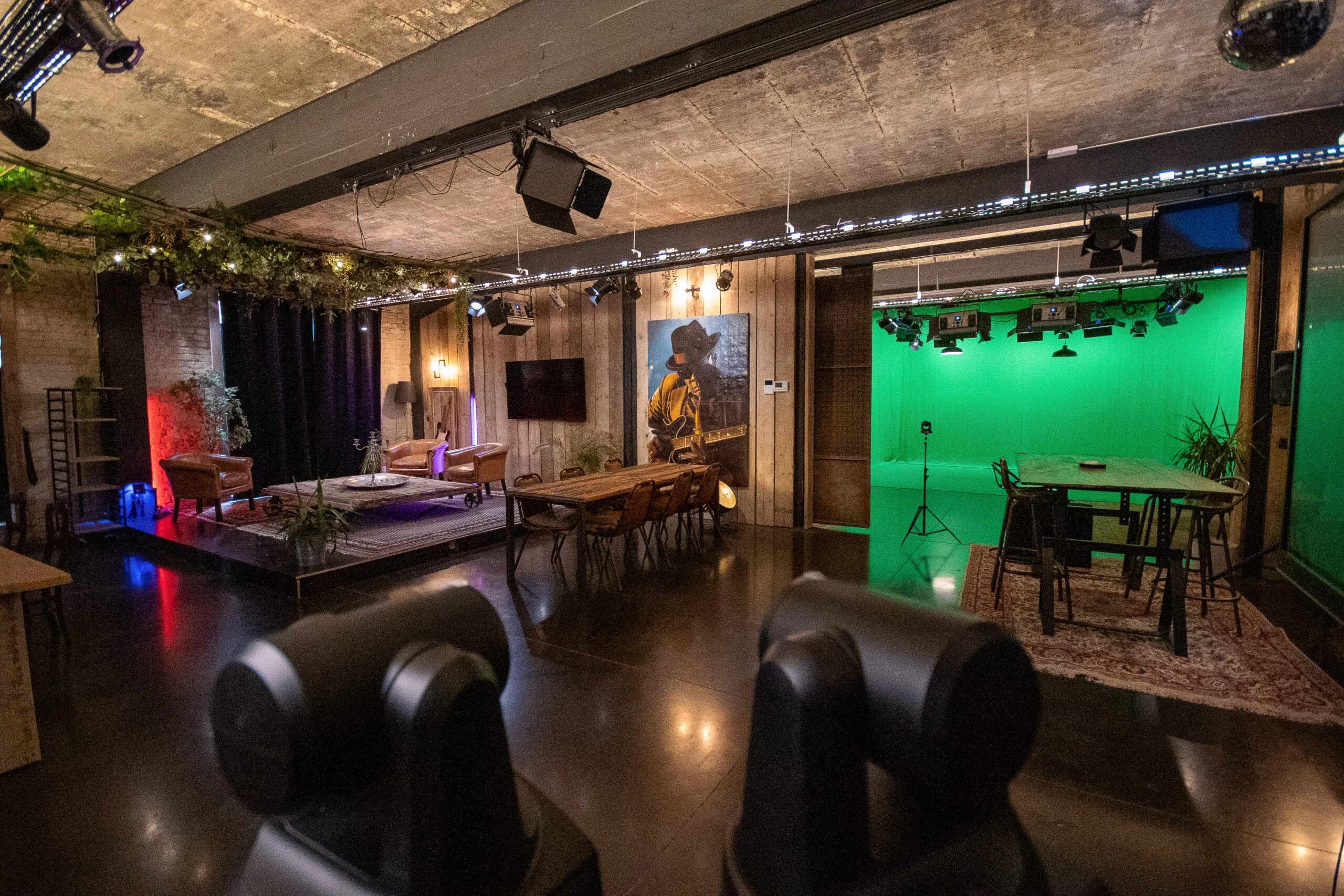 De JDI-studio met camera's, lampen en een groen scherm.