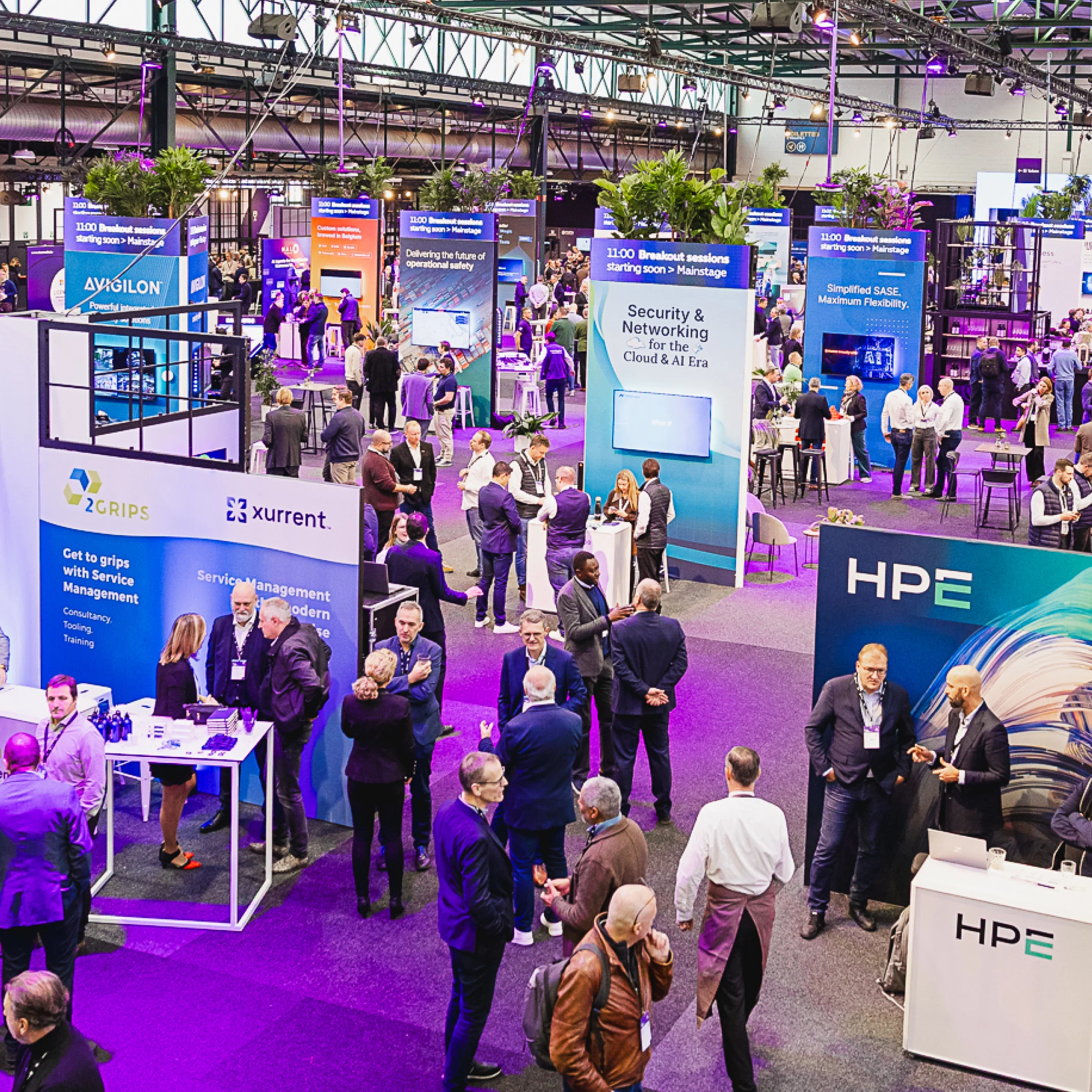 Bezoekers op de beursvloer van Think NXT tussen de stands van partners.