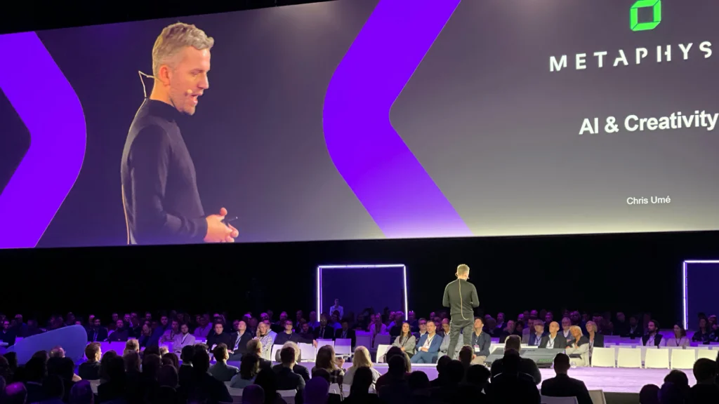 Een spreker op het podium van Think NXT tijdens de sessie AI & Creativity.