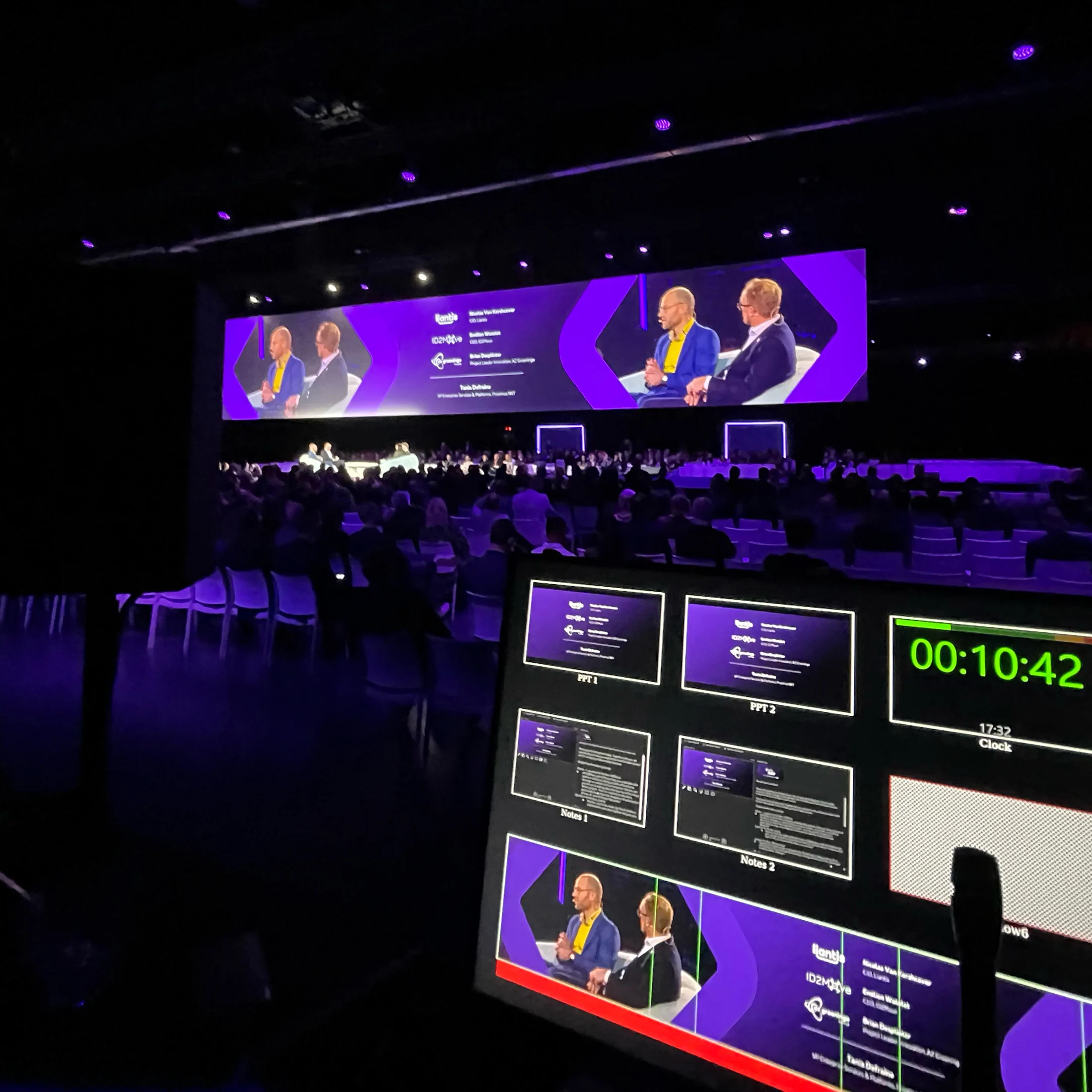 De regietafel met timer tijdens een panelgesprek op Think NXT.